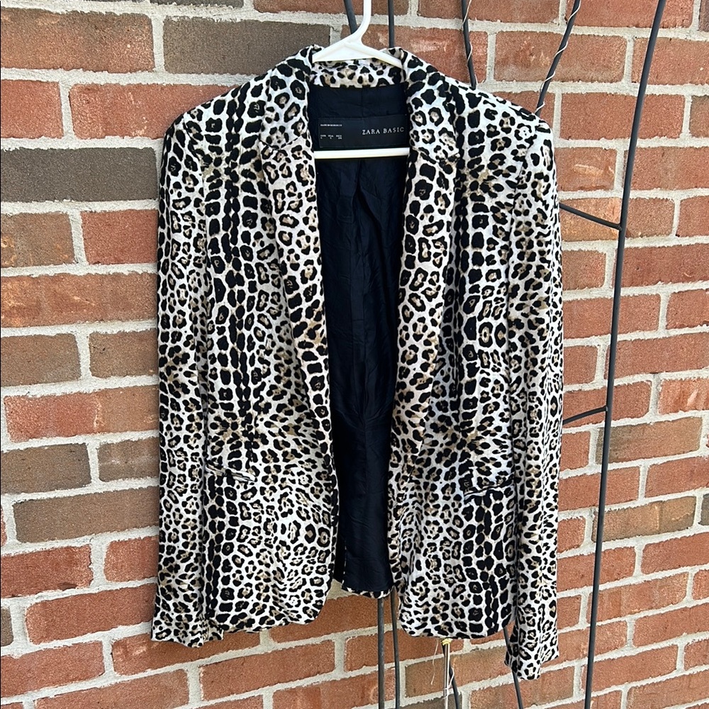 ✨ Zara Basic Black and Cream Leopard Print Blazer